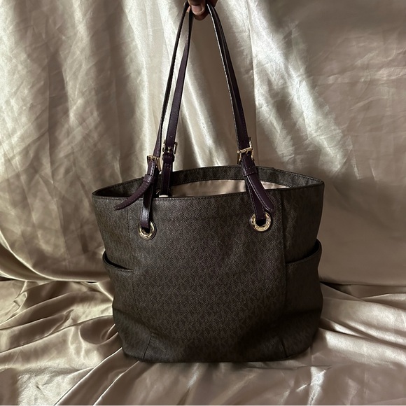 Michael Kors monogram canvas leather tote bag with purple straps - Picture 3 of 5